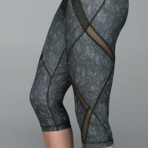 Lululemon | Cropped tights/ Says 8 but fit is 4/6.